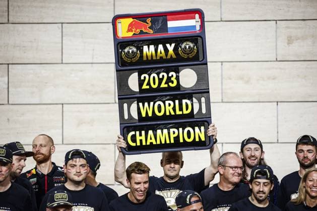 VERSTAPPEN Max (ned), Red Bull Racing RB19, portrait celebrates his 3rd Formula One World Champion mechanic, mecanicien, mechanics during the 2023 Formula 1 Qatar Grand Prix, 17th round of the 2023 Formula One World Championship, WM, Weltmeisterschaft from October 6 to 8, 2023 on the Lusail International Circuit, in Doha, Qatar - F1 - QATAR GRAND PRIX 2023 DPPI Panoramic 00123038__R3_8510