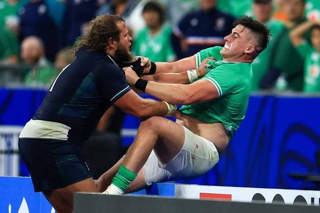 Bilder des Jahres 2023, Sport 10 Oktober Sport Themen der Woche KW40 Sport Bilder des Tages Rugby World Cup 2023 Mylene Deroche IP3 - Rugby Union - Rugby World Cup 2023 - Pool B - Ireland vs Scotland - Stade de France, Saint-Denis, France, on october 7, 2023. Scotland s Pierre Schoeman (L) fights with Ireland s Dan Sheehan (R).  Copyright: xIP3xPRESS MAXPPPxMylenexDerochex IP3DER231007027 IP3DER231007027
