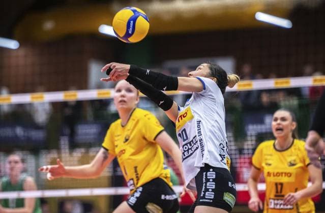 <p>07 10 2023-Suhl: Volleyball 1. Bundesliga 1. Spieltag Saison 2023 2024 Frauen Sporthalle Wolfsgrube VfB Suhl LOTTO Thüringen - USC Münster im Foto: Yurika Bamba 10 (VfB Suhl LOTTO Thüringen) bei der Ballannahme ( Deutschland Thueringen Suhl Copyright: SaschaxFromm