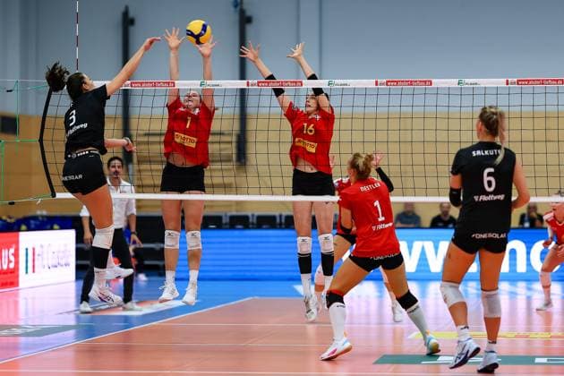 1 Volleyball Bundesliga Women 2023 2024, VC Neuwied 77 Rote Raben Vilsbiburg block by Carla Fuchs VCN, 1 and Maya Sendner VCN, 16 Neuwied RWG Sporthalle Rheinland Pfalz Germany.
