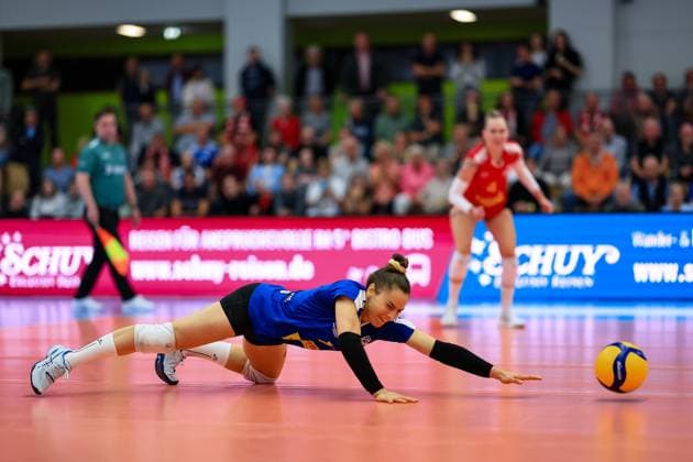 1 Volleyball Bundesliga women 2023 2024, VC Neuwied 77 Rote Raben Vilsbiburg Klara Single VCN, 14 tries in vain to reach the ball Neuwied RWG Sporthalle Rheinland Pfalz Germany