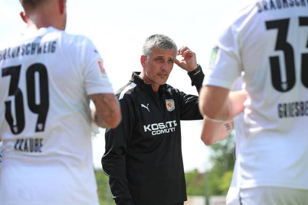 24 06 2023, xtgx, football test match, SSV Kaestorf Eintracht Braunschweig, v l Jens Haertel Braunschweig, coach DFL DFB REGULATES PROHIBIT ANY USE OF PHOTOGRAPHS as IMAGE SEQUENCES and or QUASI VIDEO Kaestorf