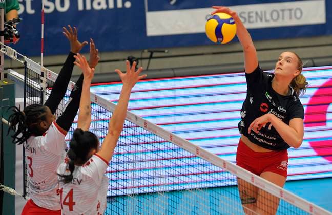 7 10 2023, Dresdens Grace Frohling smashes, volleyball, Bundesliga, Dresdner SC SC Potsdam 0 3, c Dresden Germany