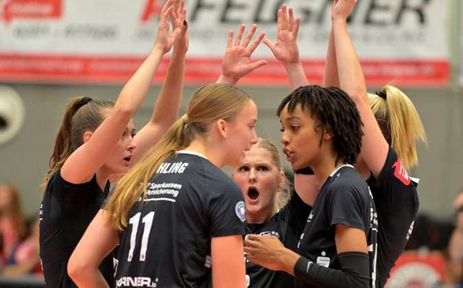 7 10 2023, Dresden team, front Dresdens Grace Frohling and Dresdens Tia Jimerson, volleyball, Bundesliga, Dresdner SC SC Potsdam 0 3, c Dresden Germany