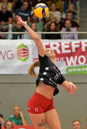7 10 2023, Dresdens Grace Frohling serving, volleyball, Bundesliga, Dresdner SC SC Potsdam 0 3, c Dresden Germany