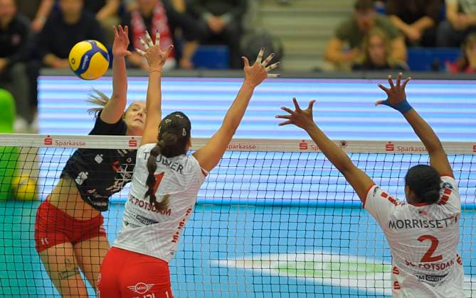 7 10 2023, Dresdens Grace Frohling smashes against Potsdams Tara Taubner and Breland Morrissette, volleyball, Bundesliga, Dresdner SC SC Potsdam 0 3, c Dresden Germany