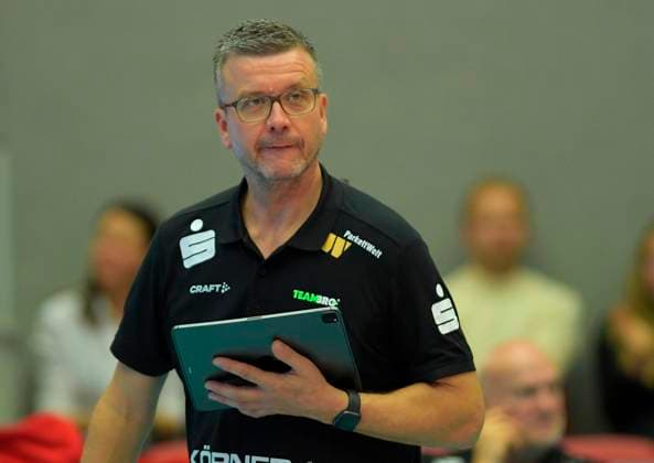 7 10 2023, Dresden coach Alexander Waibl with tactics board, volleyball, Bundesliga, Dresdner SC SC Potsdam 0 3, c Dresden Germany