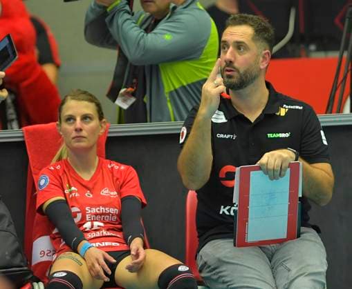 7 10 2023, Dresdens Aleksandra Jegdic and her husband co coach Vladimir Kapris, volleyball, Bundesliga, Dresdner SC SC Potsdam 0 3, c Dresden Germany