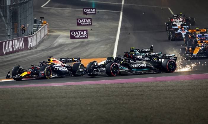 Sport Bilder des Tages QATAR - Max Verstappen (Red Bull Racing) in action for George Russell (Mercedes) and Lewis Hamilton (Mercedes) during the Formula 1 Grand Prix race at the Lusail International Circuit in Qatar. Max Verstappen became world champion a day earlier during the sprint race. ANP SEM VAN DER WAL Race 2023 2024 xVIxANPxSportx xxANPxIVx 480601304 originalFilename: 480601304.jpg