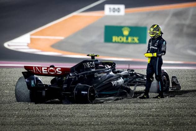 Sport Bilder des Tages QATAR - Lewis Hamilton (Mercedes) goes off the track during the Formula 1 Grand Prix race at the Lusail International Circuit in Qatar. Max Verstappen became world champion a day earlier during the sprint race. ANP SEM VAN DER WAL Race 2023 2024 xVIxANPxSportx xxANPxIVx 480601425 originalFilename: 480601425.jpg