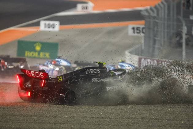 Start of the race, 44 HAMILTON Lewis (gbr), Mercedes AMG F1 Team W14, crash during the 2023 Formula 1 Qatar Grand Prix, 17th round of the 2023 Formula One World Championship, WM, Weltmeisterschaft from October 6 to 8, 2023 on the Lusail International Circuit, in Doha, Qatar - F1 - QATAR GRAND PRIX 2023 - RACE DPPI Panoramic  _R3_8935
