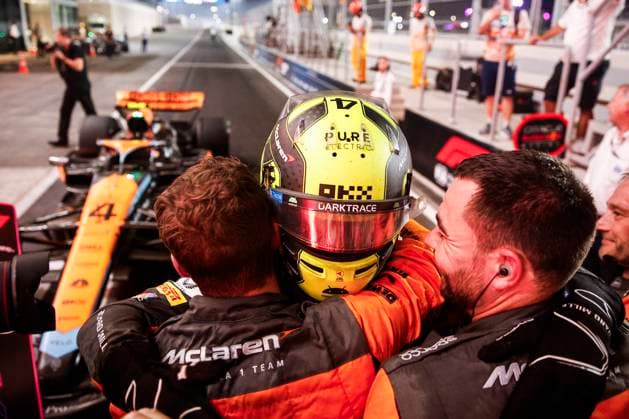 NORRIS Lando (gbr), McLaren F1 Team MCL60, portrait celebrates podium mechanic, mecanicien, mechanics during the 2023 Formula 1 Qatar Grand Prix, 17th round of the 2023 Formula One World Championship, WM, Weltmeisterschaft from October 6 to 8, 2023 on the Lusail International Circuit, in Doha, Qatar - F1 - QATAR GRAND PRIX 2023 - RACE DPPI Panoramic 00123039__R3_9371