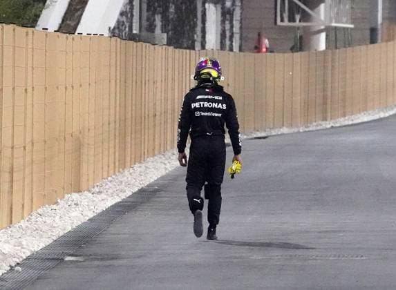 Formula 1 Qatar Airways Qatar Grand Prix 2023 08 10 2023, Losail International Circuit, Doha, Formula 1 Qatar Airways Qatar Grand Prix 2023 ,in picture After his accident Lewis Hamilton GBR , Mercedes AMG Petronas Formula One Team walks back to the paddock nordphotoxGmbHx xBratic nph00250