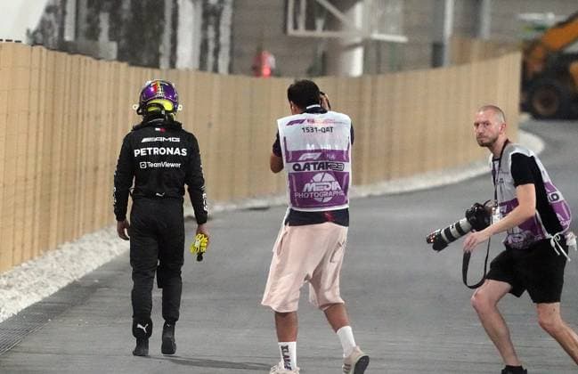 Formula 1 Qatar Airways Qatar Grand Prix 2023 08 10 2023, Losail International Circuit, Doha, Formula 1 Qatar Airways Qatar Grand Prix 2023 ,in picture After his accident Lewis Hamilton GBR , Mercedes AMG Petronas Formula One Team walks back to the paddock nordphotoxGmbHx xBratic nph00250