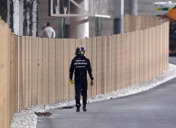 Formula 1 Qatar Airways Qatar Grand Prix 2023 08 10 2023, Losail International Circuit, Doha, Formula 1 Qatar Airways Qatar Grand Prix 2023 ,in picture After his accident Lewis Hamilton GBR , Mercedes AMG Petronas Formula One Team walks back to the paddock nordphotoxGmbHx xBratic nph00250