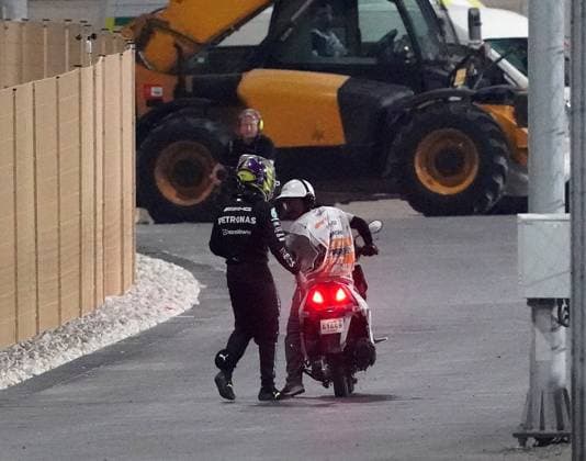 Formula 1 Qatar Airways Qatar Grand Prix 2023 08 10 2023, Losail International Circuit, Doha, Formula 1 Qatar Airways Qatar Grand Prix 2023 ,in picture After his accident Lewis Hamilton GBR , Mercedes AMG Petronas Formula One Team walks back to the paddock nordphotoxGmbHx xBratic nph00250