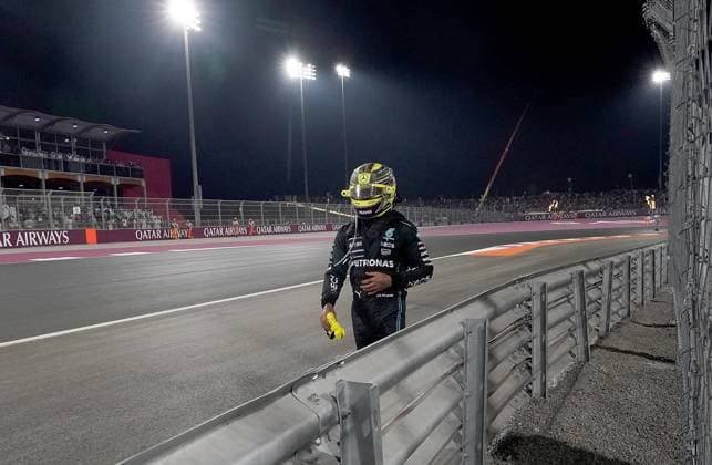 Formula 1 Qatar Airways Qatar Grand Prix 2023 08 10 2023, Losail International Circuit, Doha, Formula 1 Qatar Airways Qatar Grand Prix 2023 ,in picture After his accident Lewis Hamilton GBR , Mercedes AMG Petronas Formula One Team walks back to the paddock nordphotoxGmbHx xBratic nph00250