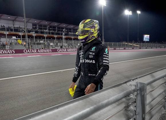 Formula 1 Qatar Airways Qatar Grand Prix 2023 08 10 2023, Losail International Circuit, Doha, Formula 1 Qatar Airways Qatar Grand Prix 2023 ,in picture After his accident Lewis Hamilton GBR , Mercedes AMG Petronas Formula One Team walks back to the paddock nordphotoxGmbHx xBratic nph00250