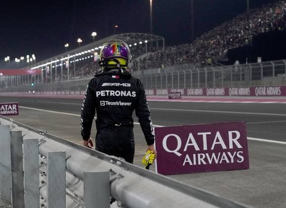 Formula 1 Qatar Airways Qatar Grand Prix 2023 08 10 2023, Losail International Circuit, Doha, Formula 1 Qatar Airways Qatar Grand Prix 2023 ,in picture After his accident Lewis Hamilton GBR , Mercedes AMG Petronas Formula One Team walks back to the paddock nordphotoxGmbHx xBratic nph00250