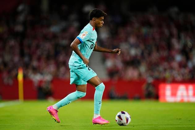 Granada CF v FC Barcelona, Barca - LaLiga EA Sports Lamine Yamal right winger of Barcelona and Spain in action during the LaLiga EA Sports match between Granada CF and FC Barcelona at Estadio Nuevo Los Carmenes on October 8, 2023 in Granada, Spain. Granada Spain  Copyright: xJosexBretonx originalFilename:breton-granadac231008_np7YC.jpg