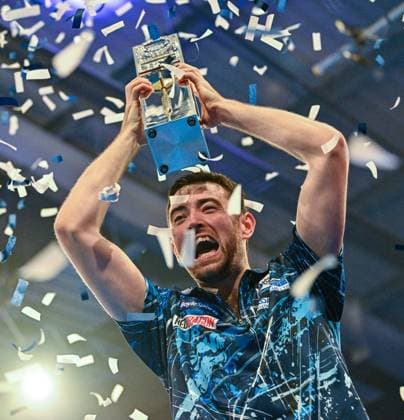 Bilder des Jahres 2023, Sport 10 Oktober Sport Themen der Woche KW40 Sport Bilder des Tages 8th October 2023, Morningside Arena, Leicester, England; 2023 PDC BoyleSports World Grand Prix Darts Final; Luke Humphries holds up his trophy as the ticker tape falls  ActionPlus12563574 GodfreyxPitt