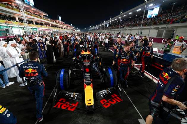 01 VERSTAPPEN Max (nld), Red Bull Racing RB19, starting grid mechanic, mecanicien, mechanics during the 2023 Formula 1 Qatar Grand Prix, 17th round of the 2023 Formula One World Championship, WM, Weltmeisterschaft from October 6 to 8, 2023 on the Lusail International Circuit, in Doha, Qatar - F1 - QATAR GRAND PRIX 2023 - RACE DPPI Panoramic F12023GP18QAT_JK201125