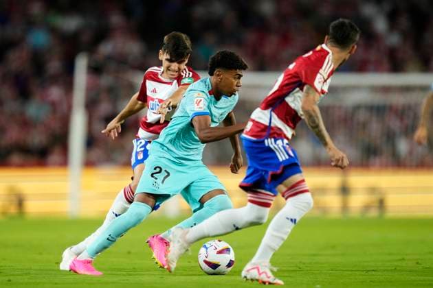 Granada CF v FC Barcelona, Barca - LaLiga EA Sports Lamine Yamal right winger of Barcelona and Spain surrounded by Granada players during the LaLiga EA Sports match between Granada CF and FC Barcelona at Estadio Nuevo Los Carmenes on October 8, 2023 in Granada, Spain. Granada Spain  Copyright: xJosexBretonx originalFilename:breton-granadac231008_np5nb.jpg