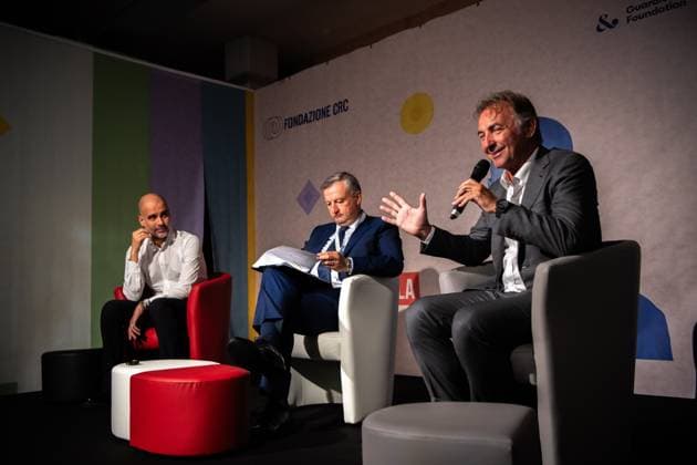 Foto Marco Alpozzi LaPresse 09 Ottobre 2023 - Cuneo, Italia - - Pep Guardiola interviene all evento "Dialoghi sul talento "Nella foto: Pep Guardiola, Ezio Raviola, Massimo Mauro October 09, 2023 Cuneo, Italy - sport -Pep Guardiola speaks at the "Dialogues on talent " event In the pic: Pep Guardiola, Ezio Raviola, Massimo Mauro  Copyright: xMarcoxAlpozzi LaPressex