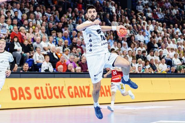 Throw Eduardo Gurbindo Martinez THW Kiel, 28 GER, THW Kiel vs Handball Sport Verein Hamburg, Handball, Bundesliga, Spieltag 8, Saison 2023 2024, 08 10 2023 GER, THW Kiel vs Handball Sport Verein Hamburg, Handball, Bundesliga, Spieltag 8, Saison 2023 2024, 08 10 2023 Kiel. Copyright: xEibnerxPressefoto MarcelxvonxFehrnx EP_MFN