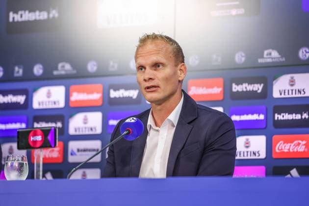 Sport Themen der Woche KW41 Sport Bilder des Tages 09.10.2023, Fussball, 2. Bundesliga, Saison 2023 2024, Pressekonferenz FC Schalke 04, Cheftrainer Karel Geraerts (FC Schalke 04) Gelsenkirchen Veltins Arena NRW Deutschland xRHR-FOTO TRx *** 09 10 2023, football, 2 Bundesliga, season 2023 2024, press conference FC Schalke 04, head coach Karel Geraerts FC Schalke 04 Gelsenkirchen Veltins Arena NRW Germany xRHR PHOTO TRx Copyright: RHR-FOTOx RHR-FOTO TR
