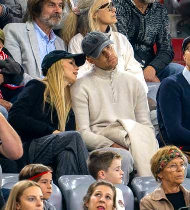 08 10 2023, Football 1 Bundesliga 2023 2024, Matchday 7, FC Bayern Munich SC Freiburg, at Allianz Arena Munich Goalkeeper Manuel Neuer FC Bayern Munich in the stands with girlfriend Anika Bissel DFL and DFB regulations prohibit any use of photographs as image sequences and or quasi video
