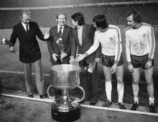 Kiev, Ukrainian SSR, USSR. Head coach of Dynamo Kyiv Valery Lobanovsky, coach Oleg Bazilevich (L-R), Dynamo Kyiv players Mykhaylo Fomenko (2nd R) and Volodymyr Veremeyev (R) during the awarding ceremony at the Republican Stadium after the team s 2-0 victory over Bayern Munich in the return match of the European Super Cup. Vyacheslav Un Da-Sin, Alexander Yakovlev TASS  32483681