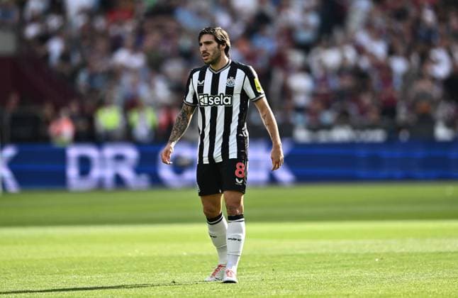 LONDON, ENGLAND - OCTOBER 8: Sandro Tonali of Newcastle United during the Premier League match between West Ham United and Newcastle United at London Stadium on October 8, 2023 in London, E EDITORIAL USE ONLY. No use with unauthorized audio, video, data, fixture lists, club league logos or live services. Online in-match use limited to 120 images, no video emulation. No use in betting, games or single club league player publications West Ham United v Newcastle United - Premier League Copyright: xSebastianxFrej MBxMediax