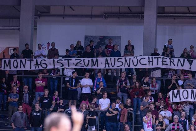 Sport Themen der Woche KW41 Sport Bilder des Tages easyCredit Basketball Bundesliga, Telekom Baskets Bonn vs. Syntainics MBC, 09.10.2023 Spruchbänder der Baskets-Fans mit Protest gegen Montagsspiele *** easyCredit Basketball Bundesliga, Telekom Baskets Bonn vs Syntainics MBC, 09 10 2023 banners of Baskets fans protesting Monday games Copyright: xBEAUTIFULxSPORTS Derixx