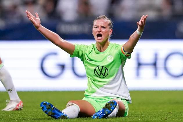 Bilder des Jahres 2023, Sport 10 Oktober Sport Themen der Woche KW41 Sport Bilder des Tages Paris, France, October 10th 2023: Alexandra Popp (11 Wolfsburg) complains after a foul during the UEFA Womens Champions League Round 2 First leg football match between Paris FC and VFL Wolfsburg at Stade Charlety in Paris, France. (Daniela Porcelli SPP)  Copyright: xDanielaxPorcellix xSPPx spp-en-DaPoSp-20231010-DP102113