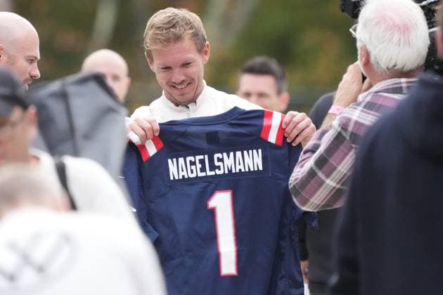 Bilder des Jahres 2023, Sport 10 Oktober Sport Themen der Woche KW41 SportBilderdesTages: Sport Bilder des Tages Bundestrainer Julian Nagelsmann (Deutschland Germany) bekommt ein personalisiertes Jersey der New England Patriots - Foxborough 10.10.2023: Training Deutsche Nationalmannschaft, New England Revolution, Trainingsgelände der Deutschen Nationalmannschaft am Gillette Stadium *** German coach Julian Nagelsmann Germany Germany gets a personalized New England Patriots jersey Foxborough 10 10 2023 Training German National Team, New England Revolution, German National Team Training Grounds at Gillette Stadium.