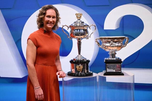 TENNIS AUS OPEN LAUNCH, Former Australian tennis player Samantha Stosur poses for a photograph with the Daphne Akhurst Memorial Cup and the Norman Brookes Challenge Cup during the launch of the 2024 Australian Open tennis tournament at Melbourne Park in Melbourne, Wednesday, October 11, 2023. ( NO ARCHIVING, EDITORIAL USE ONLY, NO USE IN BOOKS WITHOUT CONSENT MELBOURNE VICTORIA AUSTRALIA  Copyright: xJAMESxROSSx 20231011001850989621