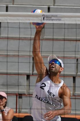 Men™s Match USA Vs Mexico Beach volleyball, Beachvolleyball World Cup October 10, 2023, Tlaxcala, Mexico: Juan Virgen of Mexico competes against team United States during the Beach Volleyball World Cup Men s match between USA and Mexico. on October 10, 2023 in Tlaxcala, Mexico. (Photo by Essene Hernandez Eyepix Group) Copyright: xEssenexHernandez xEyepixxGroupx EH_10102023_100918
