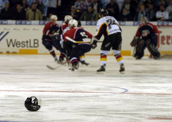 Ice hockey, Eishockey 10 11 04 - ICE HOCKEY - DEUSTSCHALAND CUP 2004 - GERMANY CUP 2004 - GERMANY Vs. USA The helmet in the pitch. HAMBURG GERMANY  Copyright: xgabrielxPikox 206068