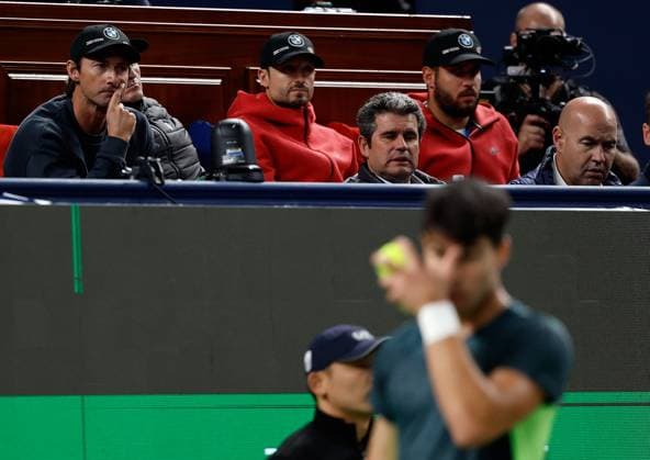 (231011) -- SHANGHAI, Oct. 11, 2023 -- Spanish Juan Carlos Ferrero (1st L), coach of Carlos Alcaraz, looks on during the men s singles round of 16 match between Carlos Alcaraz of Spain and Grigor Dimitrov of Bulgaria at the ATP, Tennis Herren Shanghai Masters tennis tournament in Shanghai, east China, Oct. 11, 2023. ) (SP)CHINA-SHANGHAI-TENNIS-ATP TOUR-SHANGHAI MASTERS(CN) WangxLili 
