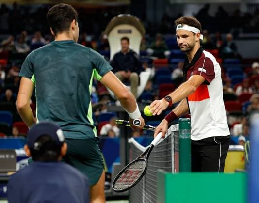 (231011) -- SHANGHAI, Oct. 11, 2023 -- Grigor Dimitrov (R) gives the ball to Carlos Alcaraz during the men s singles round of 16 match between Carlos Alcaraz of Spain and Grigor Dimitrov of Bulgaria at the ATP, Tennis Herren Shanghai Masters tennis tournament in Shanghai, east China, Oct. 11, 2023. ) (SP)CHINA-SHANGHAI-TENNIS-ATP TOUR-SHANGHAI MASTERS(CN) WangxLili 