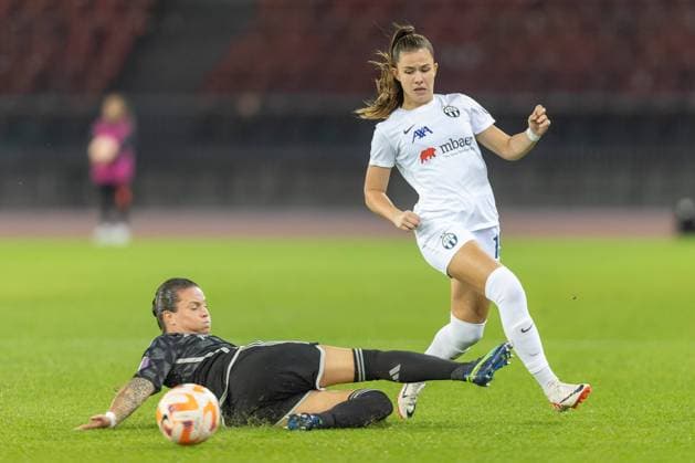 11 10 2023, Zurich, Stadion Letzigrund, Women s Champions League Zurich Ajax, 8 Sherida Spitse Ajax tackling 19 Leela Egli Zurich Zurich Stadion Letzigrund Zurich Switzerland Copyright: xJustPictures.ch PascalxKesselmarkx jp-en-PaKe-FIM_0134-CR3