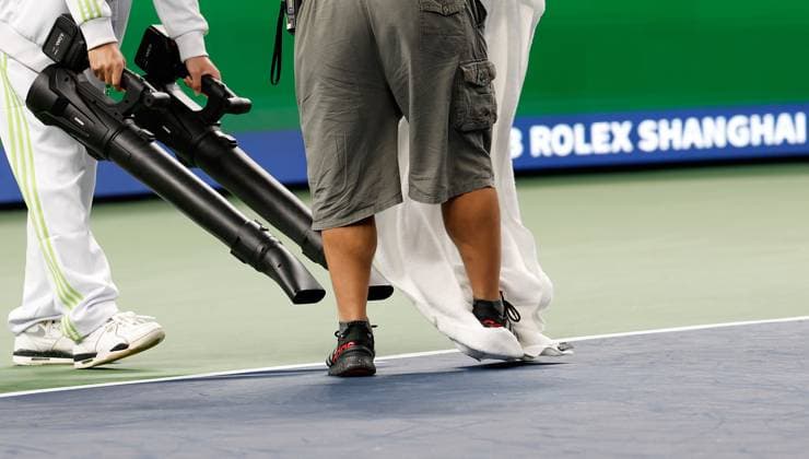 (231012) -- SHANGHAI, Oct. 12, 2023 -- Staff members dry the floor after raining the men s doubles quaterfinal between Sadio Doumbia Fabien Reboul of France and Wesley Koolhof of the Netherlands Neal Skupski of Britain at the ATP, Tennis Herren World Tour Shanghai Masters tennis tournament at Qizhong Forest Sports City Arena in Shanghai, east China, Oct. 12, 2023. ) (SP)CHINA-SHANGHAI-TENNIS-ATP TOUR-SHANGHAI MASTERS(CN) WangxLili 