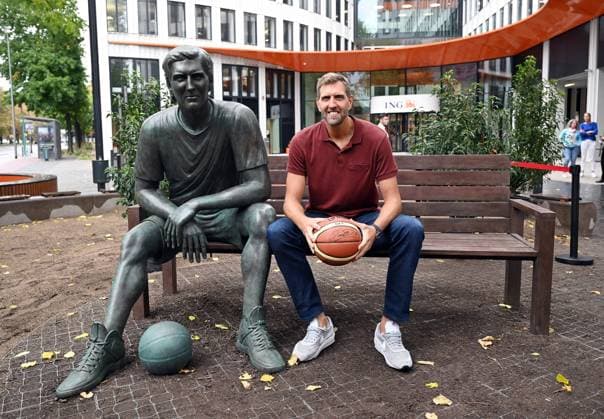 Bilder des Jahres 2023, Sport 10 Oktober Sport Themen der Woche KW41 Sport Bilder des Tages 12.10.2023, xjhx, Basketball NBA, Basketball Herren, USA Dirk Nowitzki - Einweihung Statue ING Bank emspor, v.l. Dirk Nowitzki neben der Statue Frankfurt am Main *** 12 10 2023, xjhx, basketball NBA, Dirk Nowitzki inauguration statue ING Bank emspor, v l Dirk Nowitzki next to the statue Frankfurt am Main.