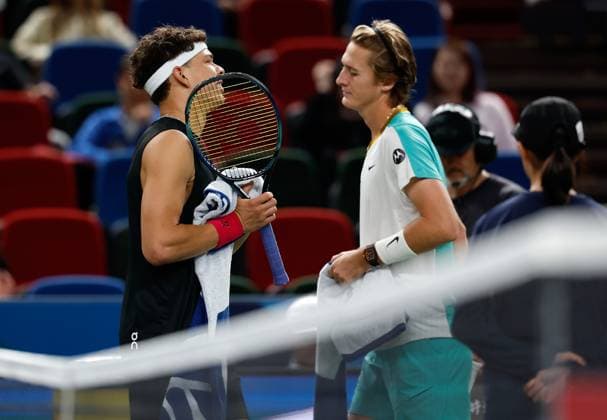 (231012) -- SHANGHAI, Oct. 12, 2023 -- Ben Shelton (L) of the United States and his compatriot Sebastian Korda change ends during the men s singles quaterfinal between two Americans Ben Shelton and Sebastian Korda at the ATP, Tennis Herren World Tour Shanghai Masters tennis tournament at Qizhong Forest Sports City Arena in Shanghai, east China, Oct. 12, 2023. ) (SP)CHINA-SHANGHAI-TENNIS-ATP TOUR-SHANGHAI MASTERS(CN) WangxLili 