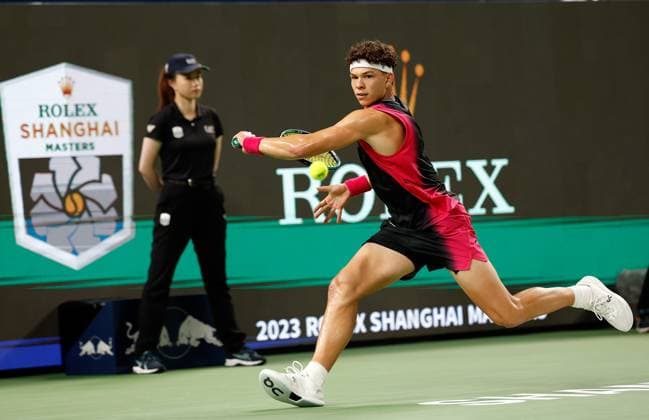 (231012) -- SHANGHAI, Oct. 12, 2023 -- Ben Shelton of the United States returns the ball during the men s singles quaterfinal between two Americans Ben Shelton and Sebastian Korda at the ATP, Tennis Herren World Tour Shanghai Masters tennis tournament at Qizhong Forest Sports City Arena in Shanghai, east China, Oct. 12, 2023. ) (SP)CHINA-SHANGHAI-TENNIS-ATP TOUR-SHANGHAI MASTERS(CN) WangxLili 