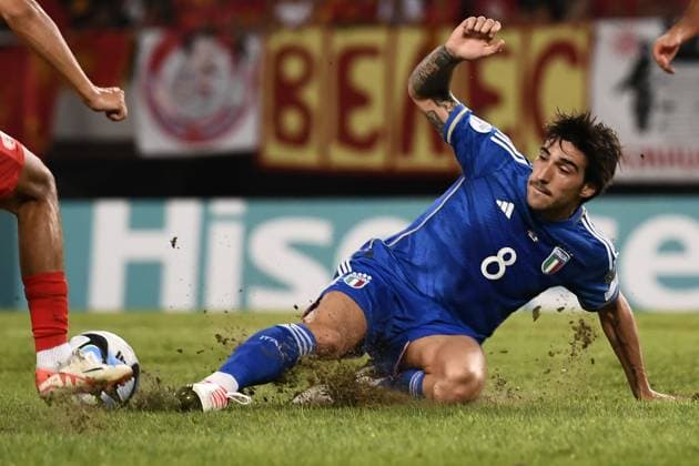 Foto Fabio Ferrari LaPresse 9 Settembre 2023 - Skopje, Macedonia - calcio - Macedonia Vs Italia - Qualificazioni Euro 2024 - Group C - National Arena Todor Proeski. Nella foto: Sandro Tonali (Italy) in azione, pessime condizioni del terreno di gioco September 9, 2023 Skopje, Macedonia - sport, soccer - North Macedonia Vs Italy -European Qualifiers 2024-Group C-National Arena Todor Proeski.In the pic: Sandro Tonali (Italy) in action, poor playing field conditions  Copyright: xFabioxFerrari LaPressex