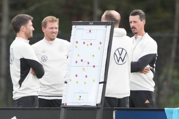 Sport Themen der Woche KW41 Sport Bilder des Tages Co-Trainer Assistenztrainer Benjamin Glück (Deutschland Germany), Co-Trainer Assistenztrainer Sandro Wagner (Deutschland Germany) mit Taktiktafel von Bundestrainer Julian Nagelsmann (Deutschland Germany) - Foxborough 12.10.2023: Training Deutsche Nationalmannschaft, New England Revolution, Trainingsgelände der Deutschen Nationalmannschaft am Gillette Stadium *** Co coach assistant coach Benjamin Glück Germany Germany , Co coach assistant coach Sandro Wagner Germany Germany with tactics board of national coach Julian Nagelsmann Germany Germany Foxborough 12 10 2023 training German national team, New England Revolution, training ground of German national team at Gillette Stadium.
