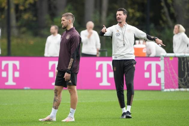 Co coach assistant coach Sandro Wagner Germany Germany gives instructions, next to him Robert Andrich Germany Germany Foxborough 12 10 2023 German National Team Training, New England Revolution, German National Team Training Grounds at Gillette Stadium.