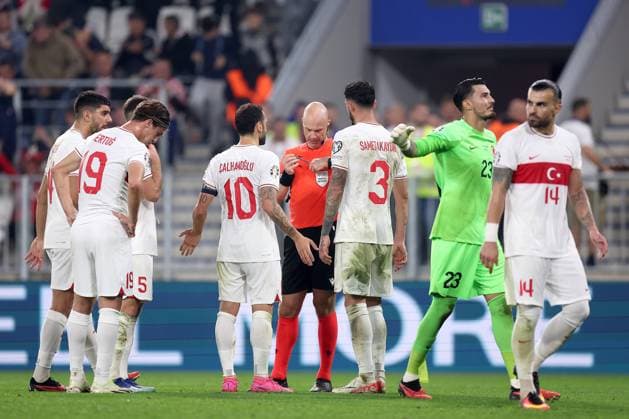 Croatia v Türkiye: Group D - UEFA EURO, EM, Europameisterschaft,Fussball 2024 European Qualifiers OSIJEK, CROATIA - OCTOBER 12: Referee Anthony Taylor of England speaks with Hakan Calhanoglu and Samet Akaydin of Turkiye during the UEFA EURO 2024 European qualifier match between Croatia and Türkiye at Opus Arena on October 12, 2023 in Osijek, Croatia. IgorxKralj PIXSELL